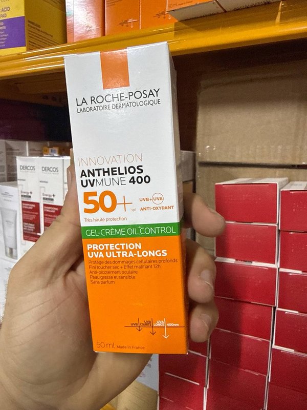 واقي شمس جل لاروش بوزيه أنثيليوس يوفيميون 400 للتحكم بالزيوت بعامل حماية SPF50+. 