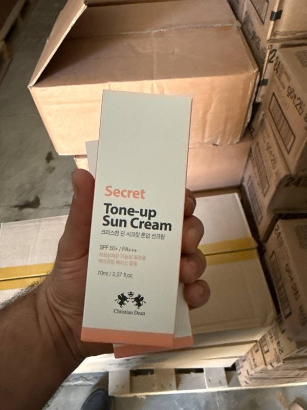 كريم الحماية من الشمس "سيكريت تون-أب" من كريستيان دين (Christian Dean Secret Tone-up Sun Cream). 