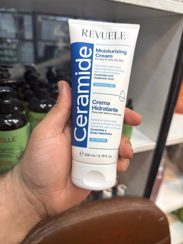كريم الترطيب بالسيراميد من Revuele. 