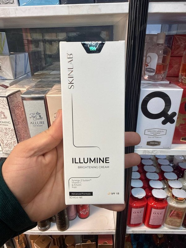 كريم التفتيح "إلومين" من سكينلاب (Skinlab Illumine Brightening Cream). 